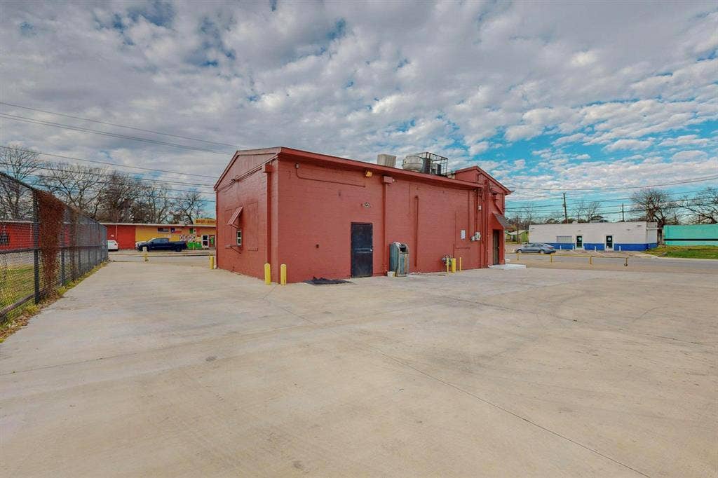 2802 Lagow Street, Dallas, TX 75210 2802 Lagow Street, Dallas, TX 75210