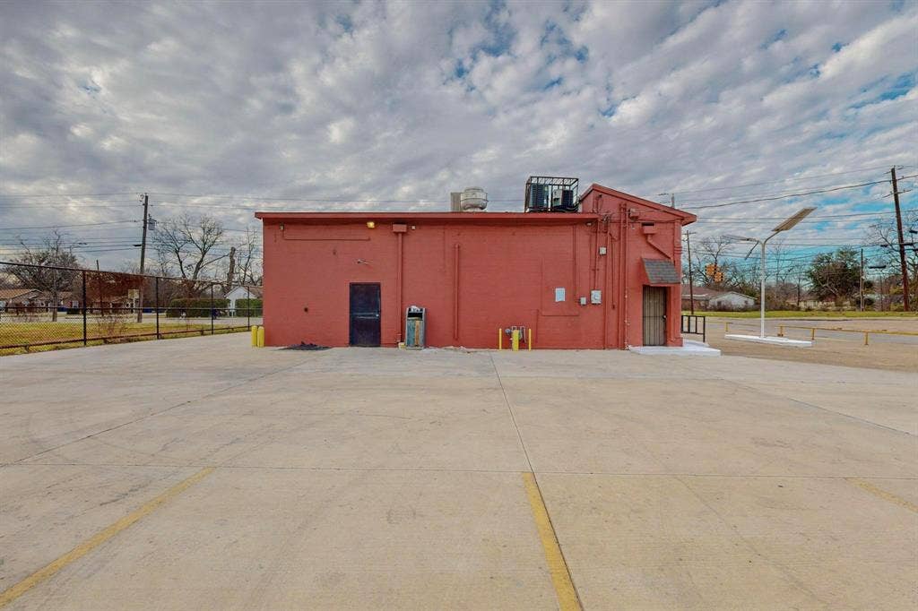 2802 Lagow Street, Dallas, TX 75210 2802 Lagow Street, Dallas, TX 75210