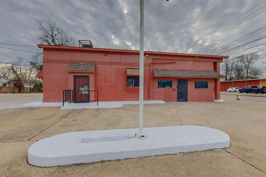 2802 Lagow Street, Dallas, TX 75210 2802 Lagow Street, Dallas, TX 75210