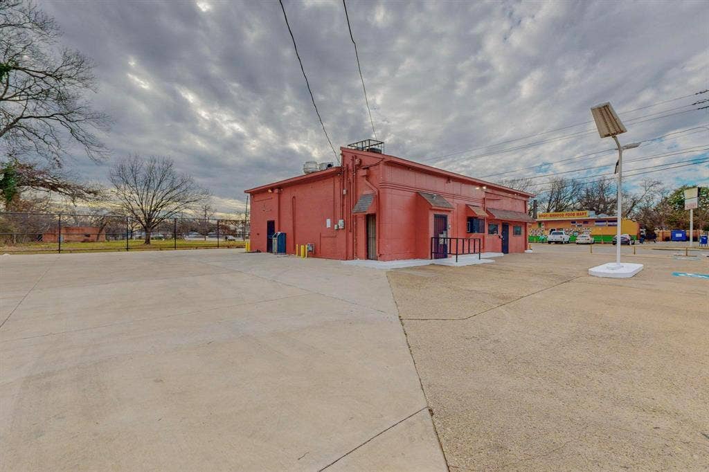 2802 Lagow Street, Dallas, TX 75210 2802 Lagow Street, Dallas, TX 75210