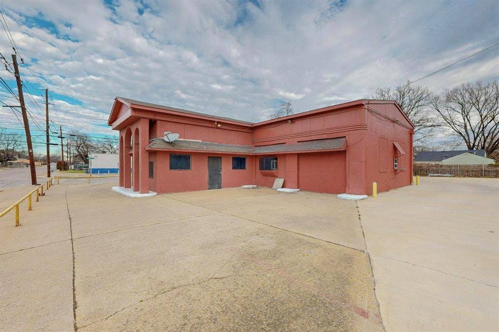 2802 Lagow Street, Dallas, TX 75210 2802 Lagow Street, Dallas, TX 75210