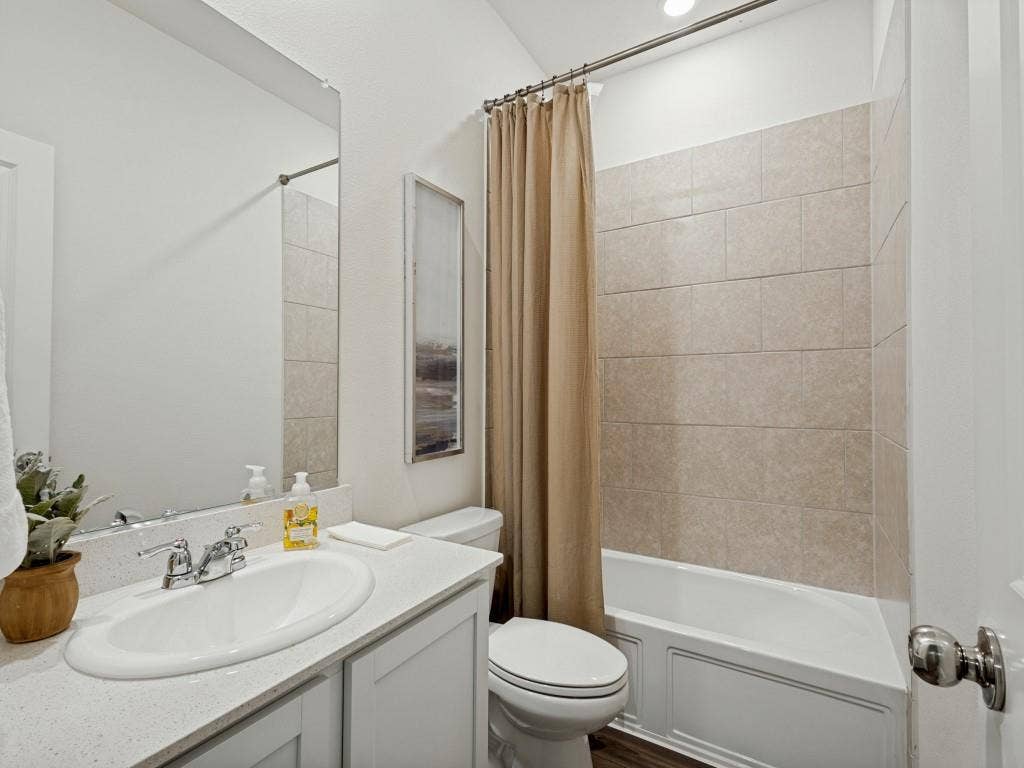 1512 Fields View Drive, Anna, TX 75409 Nice shared bathroom for the secondary bedrooms.