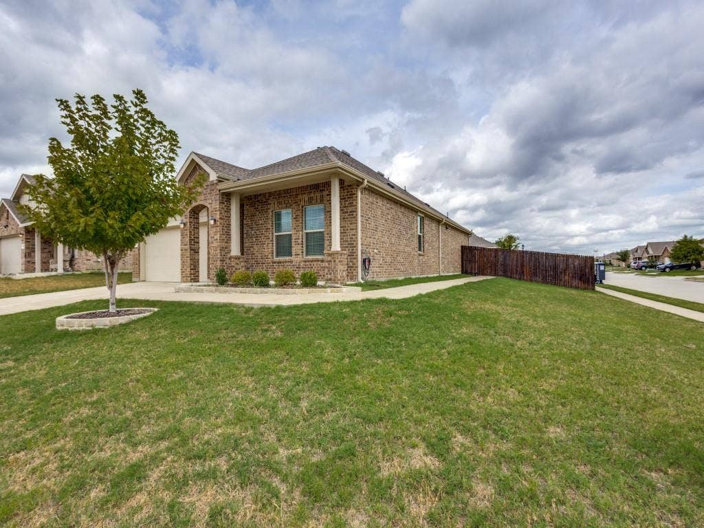 1512 Fields View Drive, Anna, TX 75409 Awesome sidewalk leads from the front of the home to the backyard.