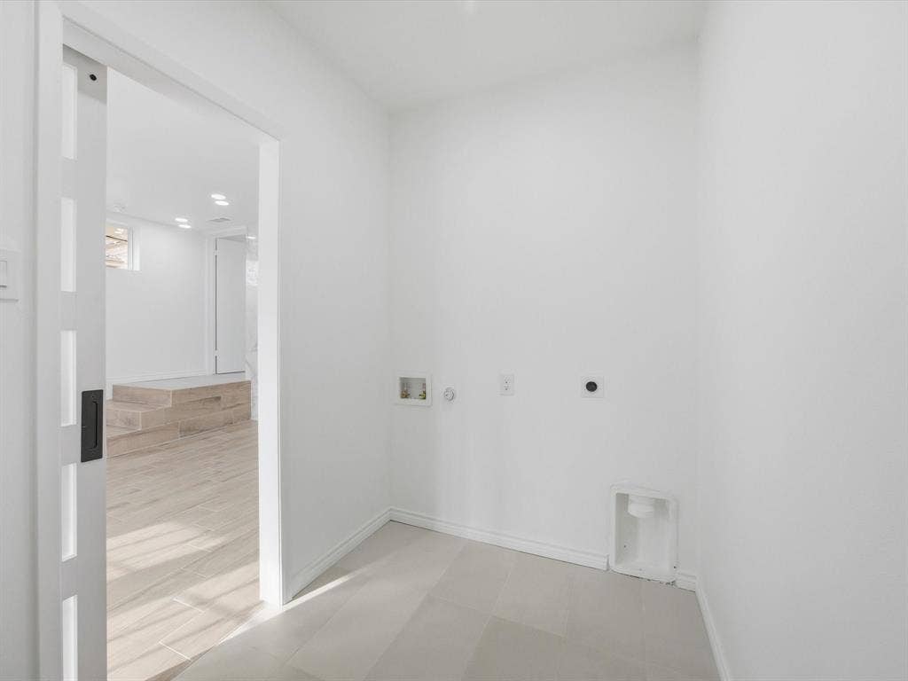 10270 Kilkenny Place, Dallas, TX 75228 White interior walls with light-toned tile flooring