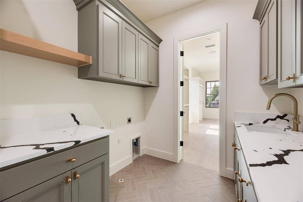 6402 Westlake Avenue, Dallas, TX 75214 Upstairs half bath