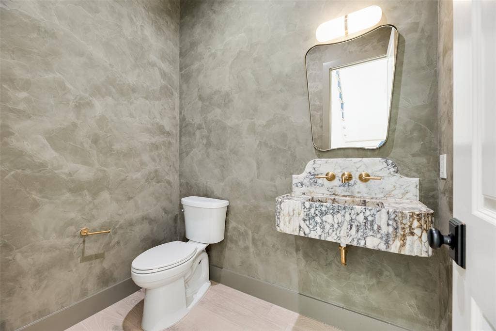 6402 Westlake Avenue, Dallas, TX 75214 Upstairs half bath