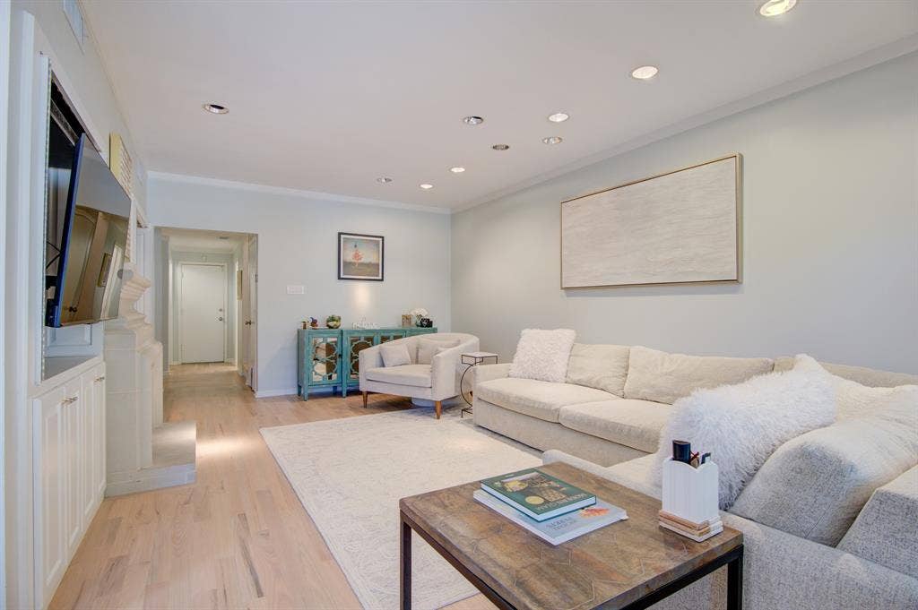 6840 E Northwest Highway, Dallas, TX 75231