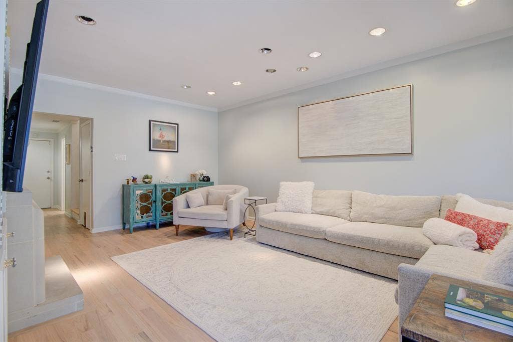 6840 E Northwest Highway, Dallas, TX 75231