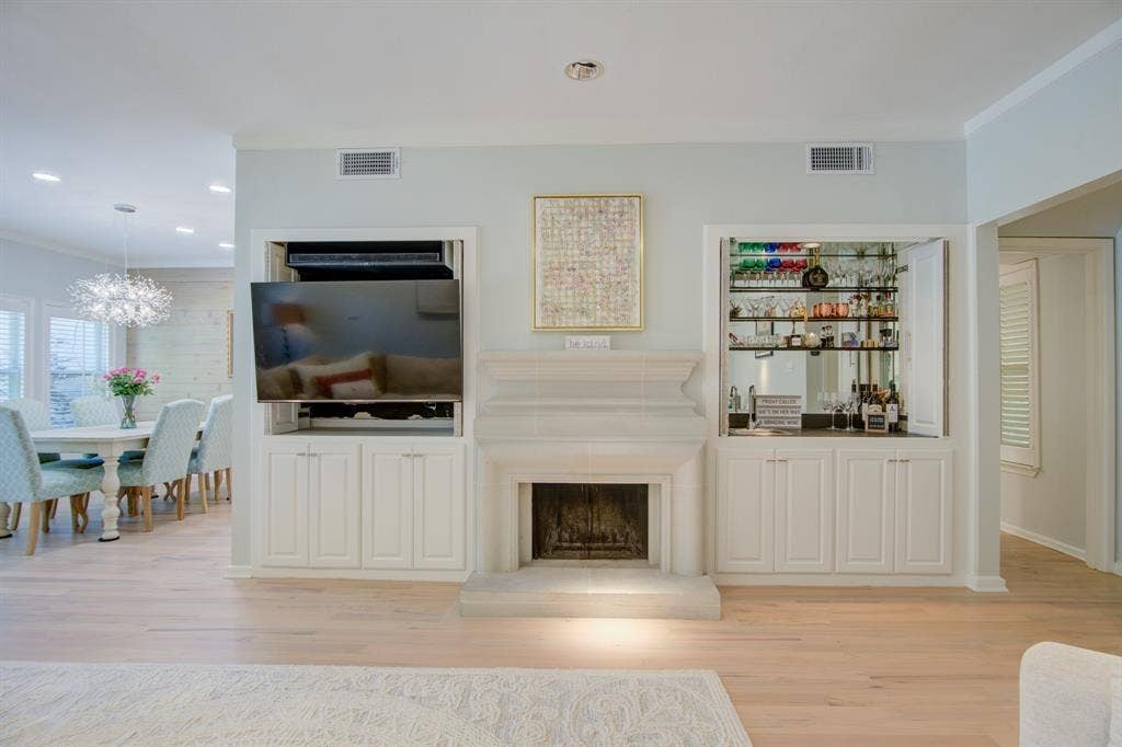 6840 E Northwest Highway, Dallas, TX 75231