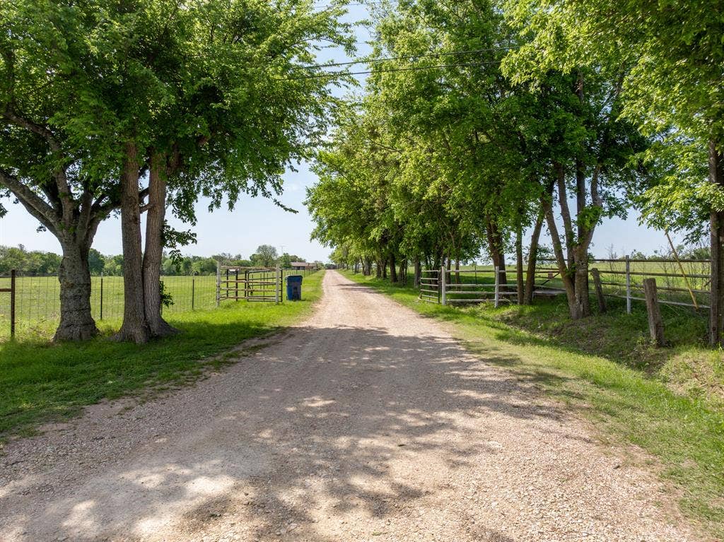 2379 Spring Valley Road, Lorena, TX 76655 2379 Spring Valley Road, Lorena, TX 76655
