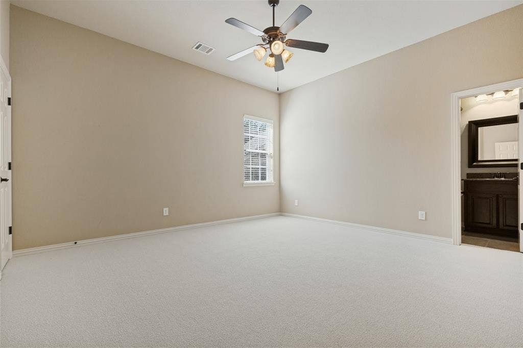 Upstairs ensuite bedroom
