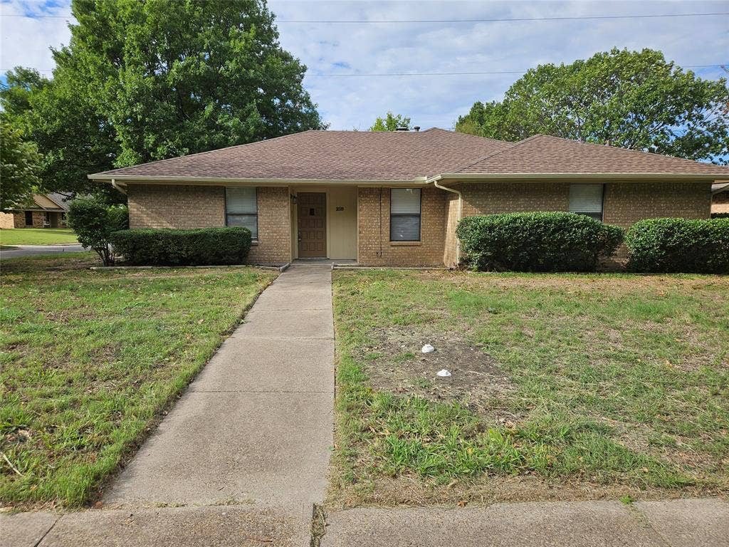 218 Buffalo Creek Drive, Waxahachie, TX 75165