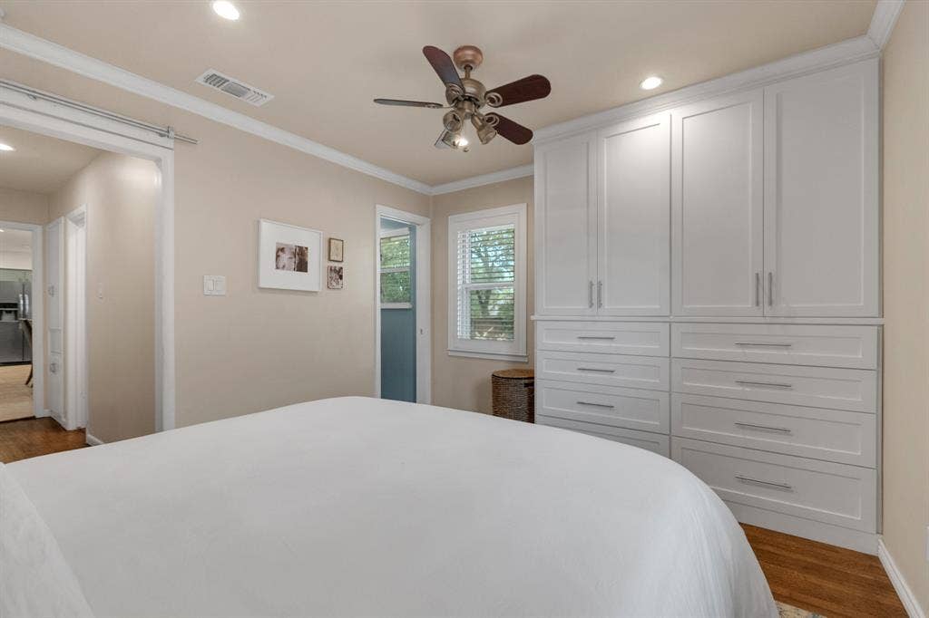 1815 Oates Drive, Dallas, TX 75228 Integrated white cabinetry with ample storage, featuring both upper cabinets and lower drawers