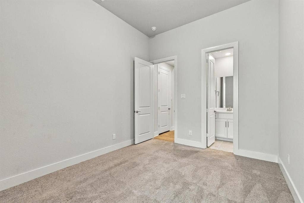 4230 Crown Run Road, Midlothian, TX 76065 Guest Bedroom 1 with ensuite bath and walk in closet