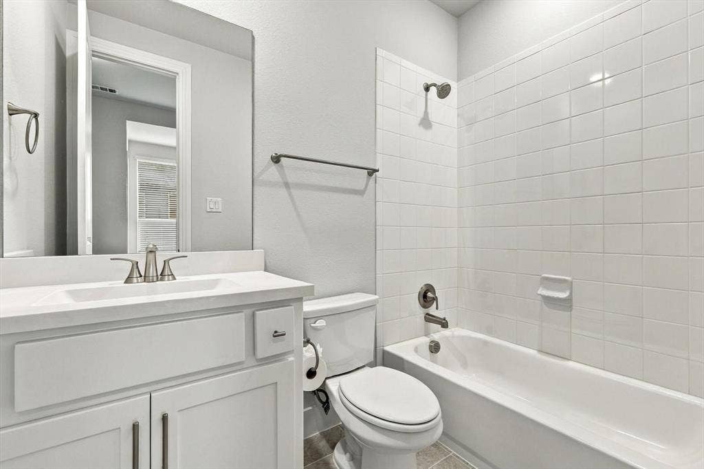 4230 Crown Run Road, Midlothian, TX 76065 Ensuite bath for 3rd bedroom