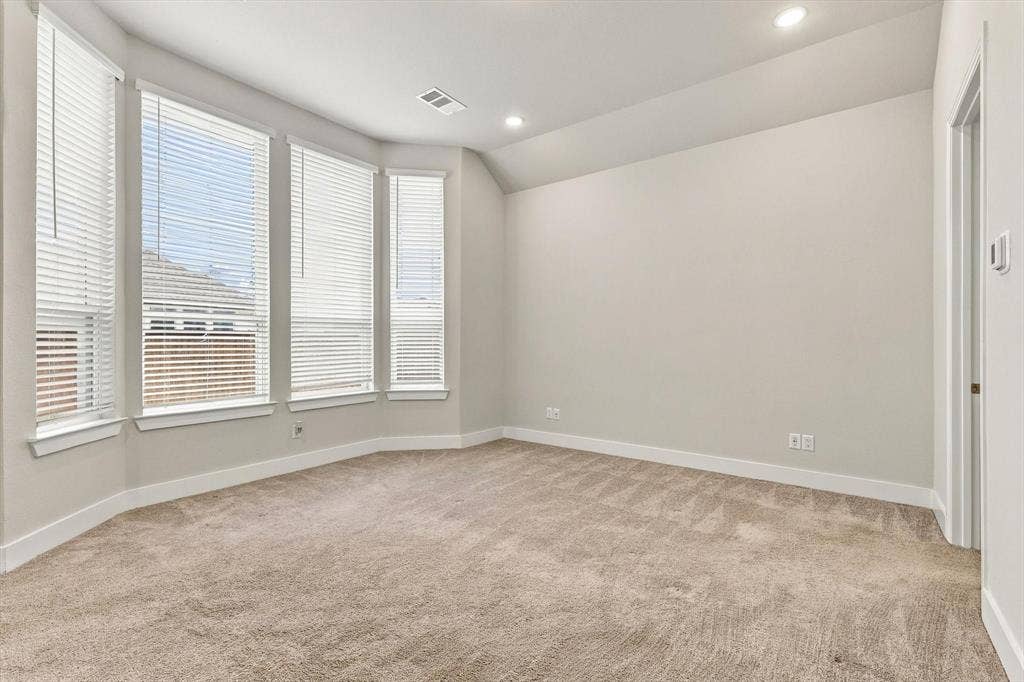 4230 Crown Run Road, Midlothian, TX 76065 Bay window in the primary bedroom