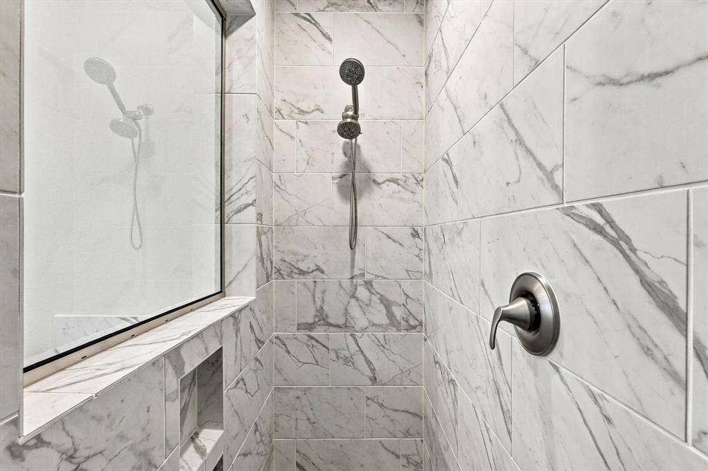 4230 Crown Run Road, Midlothian, TX 76065 Oversized shower