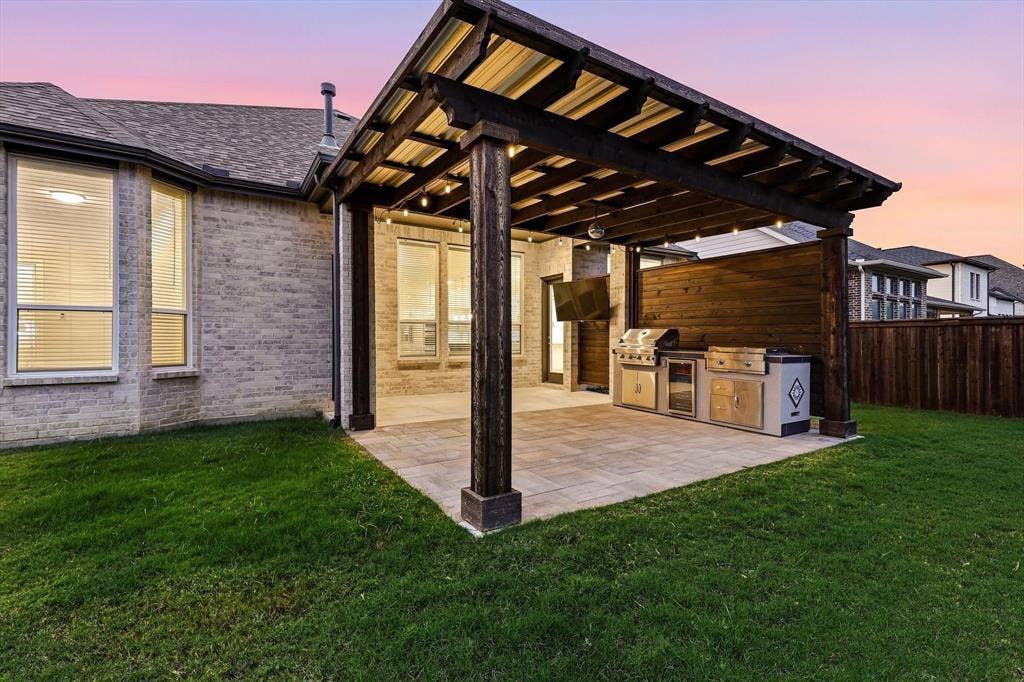 4230 Crown Run Road, Midlothian, TX 76065 This patio is to die for.