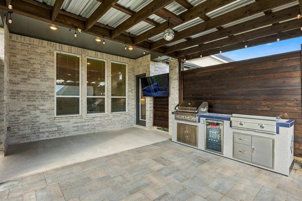 4230 Crown Run Road, Midlothian, TX 76065 Outdoor kitchen features Turbo Elite Gas and Teppanyaki Grills, beverage cooler and storage.
