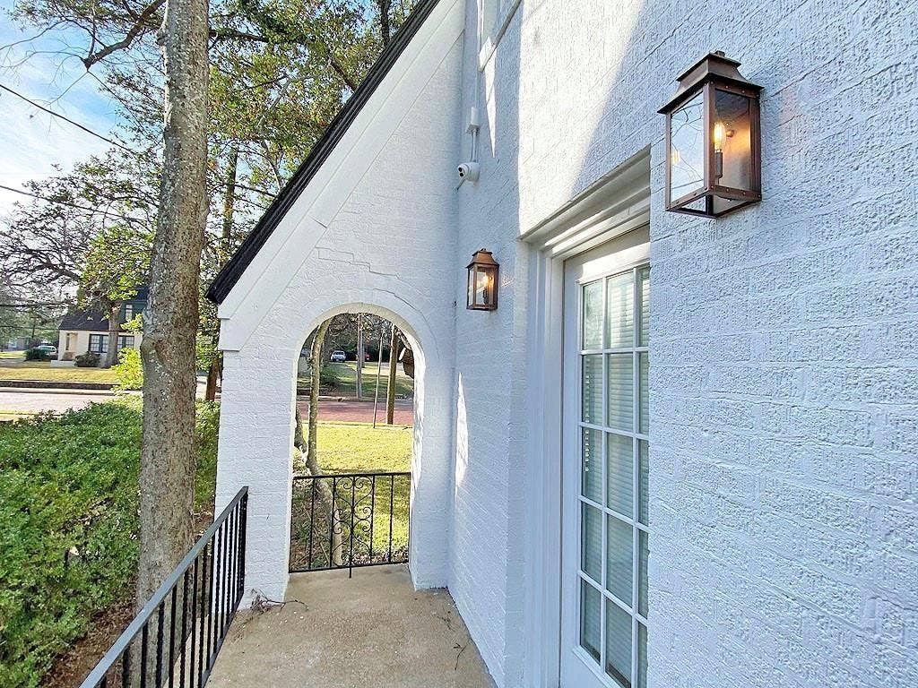 434 S Vine Avenue, Tyler, TX 75702 Textured white brick exterior with a black pitched roofline, arched entryway, and black metal railings