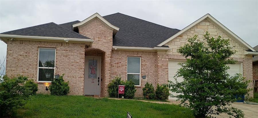Property photo for 2806 Hackberry Drive, Ennis, TX