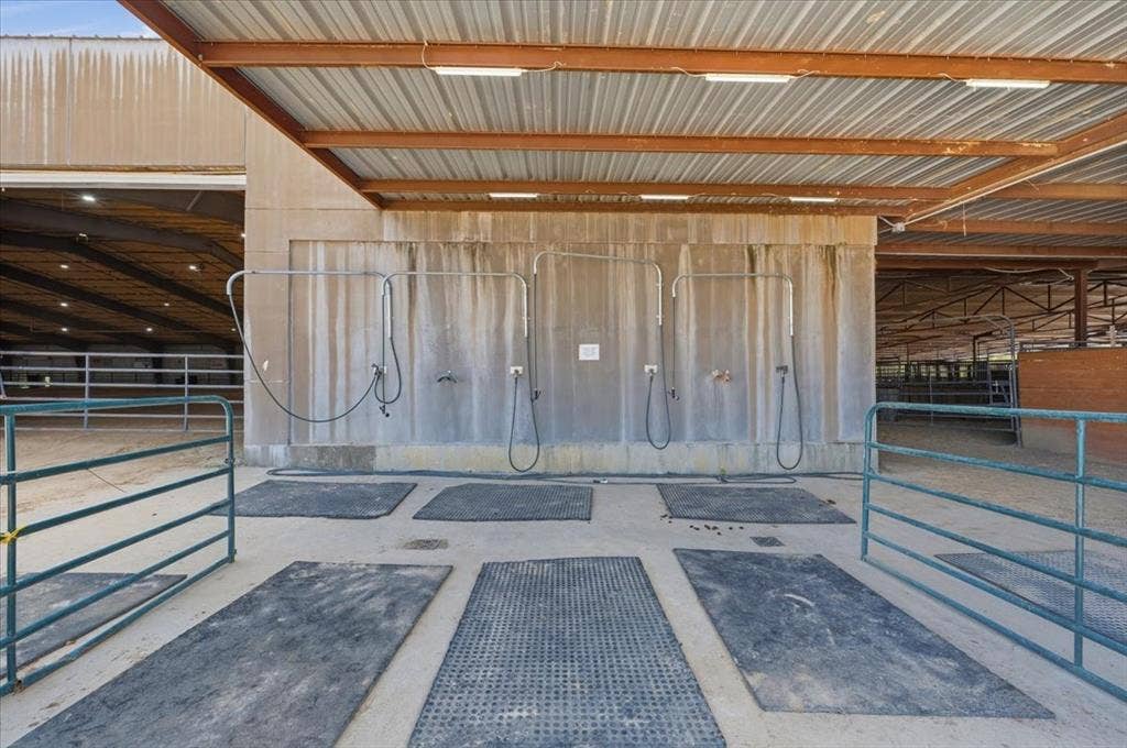 301 Interstate Highway 30, Greenville, TX 75402 Shower
