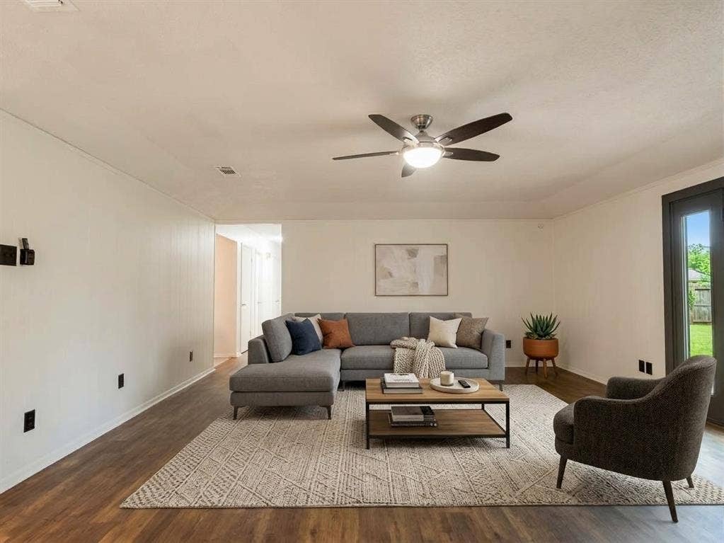 506 N Royal Oak Drive, Duncanville, TX 75116 Living Room Virtually Staged