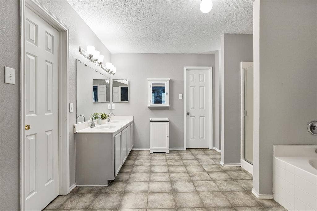 1856 Lariat Drive, Fort Worth, TX 76247 Large Primary bathroom