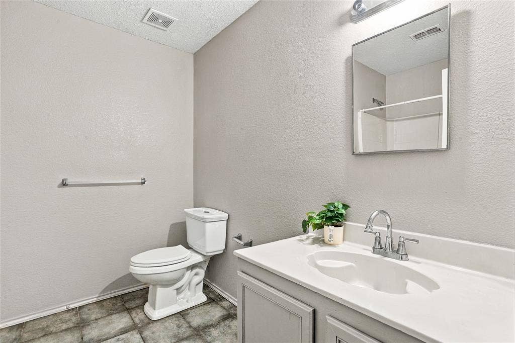 1856 Lariat Drive, Fort Worth, TX 76247 Upstairs hall bathroom