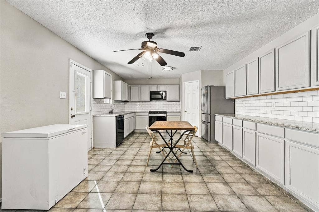 1856 Lariat Drive, Fort Worth, TX 76247 Kitchen view from family room