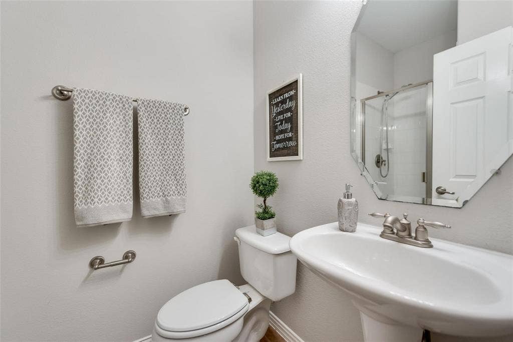 9740 Ellery Avenue, Plano, TX 75025 9740 Ellery Avenue, Plano, TX 75025