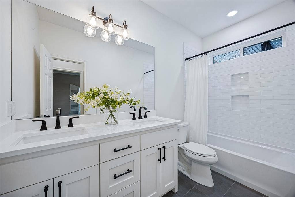 6707 Dupper Drive, Dallas, TX 75252 Full Bathroom servicing two bedrooms