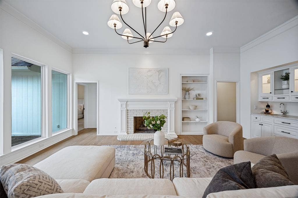 6707 Dupper Drive, Dallas, TX 75252 Gas fireplace