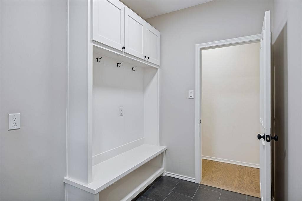 6707 Dupper Drive, Dallas, TX 75252 Full oversized walk-in mud-room at garage entry