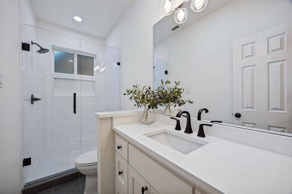 6707 Dupper Drive, Dallas, TX 75252 Office/hallway full bathroom