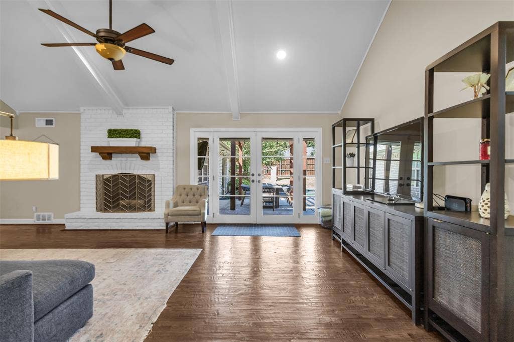 Another view of the large family room.