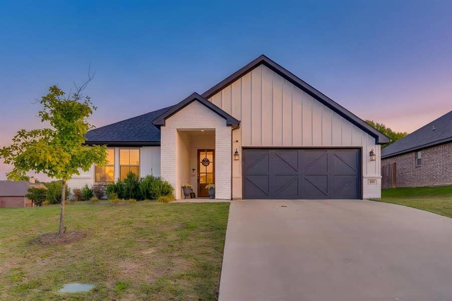 Property photo for 101 Buckeye Drive, Weatherford, TX
