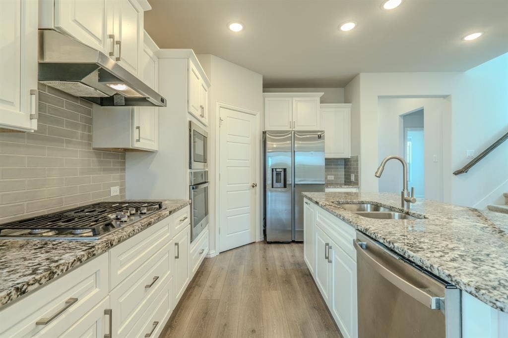 Granite counters and gas cooktop