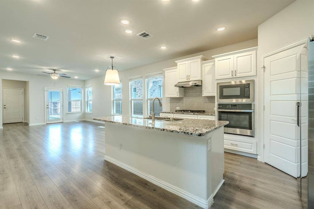 Large island with sink and breakfast bar