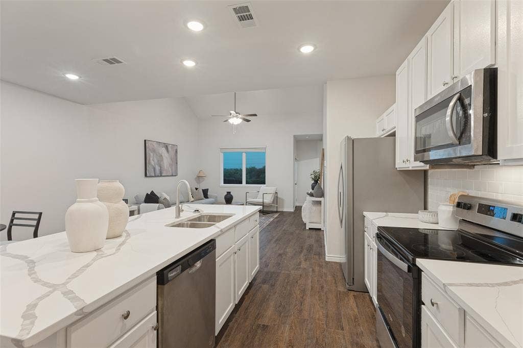 829 Jetliner Avenue, Fort Worth, TX 76131 829 Jetliner Avenue, Fort Worth, TX 76131
