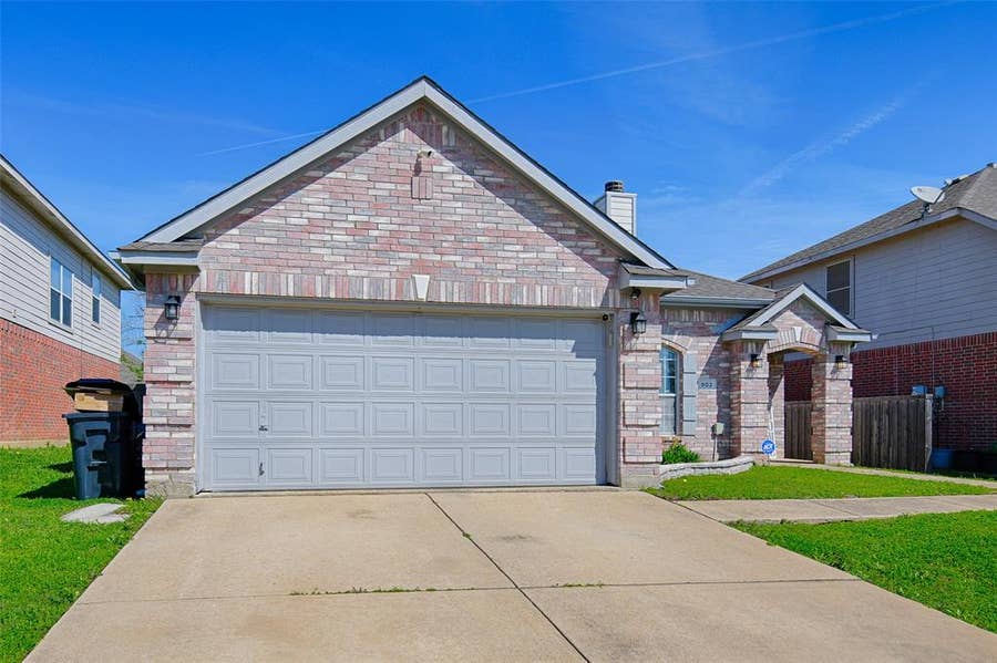 Property photo for 903 Gillon Drive, Arlington, TX