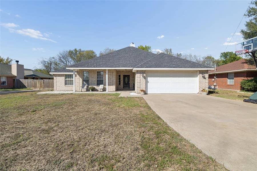 Property photo for 503 E Kaufman Street, Mabank, TX