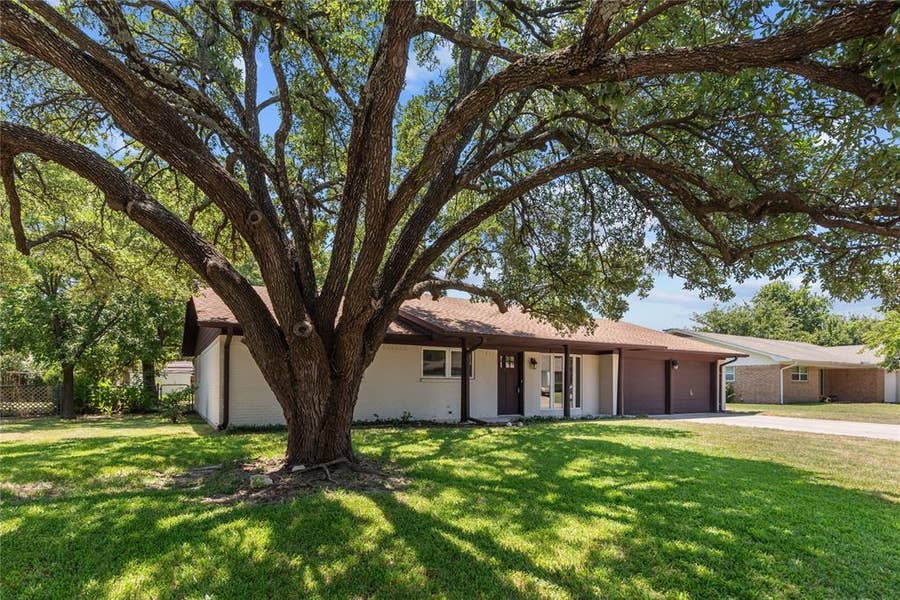 Property photo for 2008 Maplewood Drive, Gainesville, TX