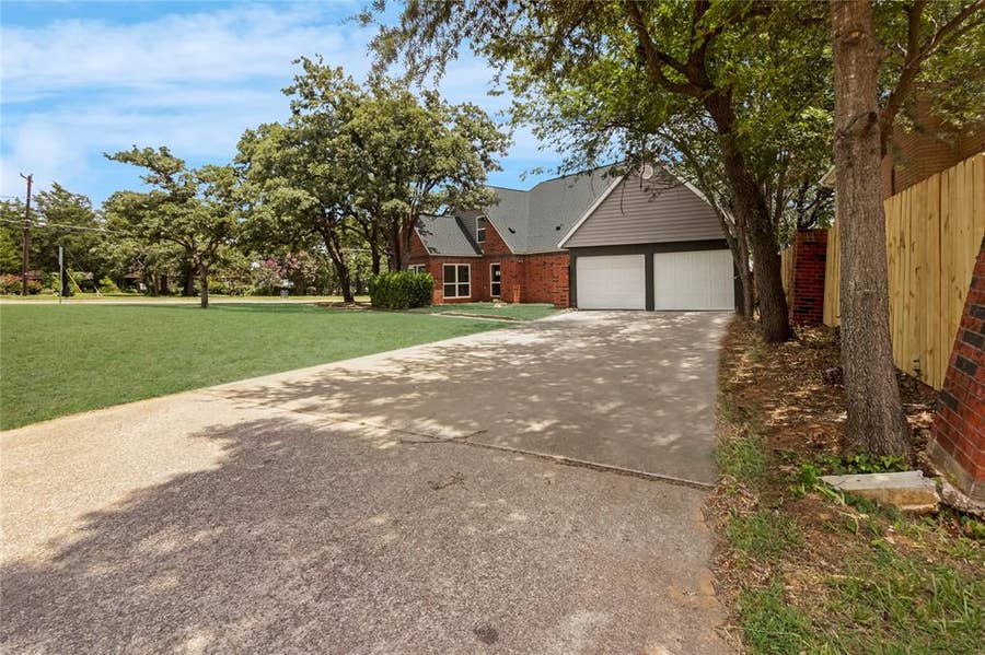 Property photo for 6112 W Poly Webb Road, Arlington, TX