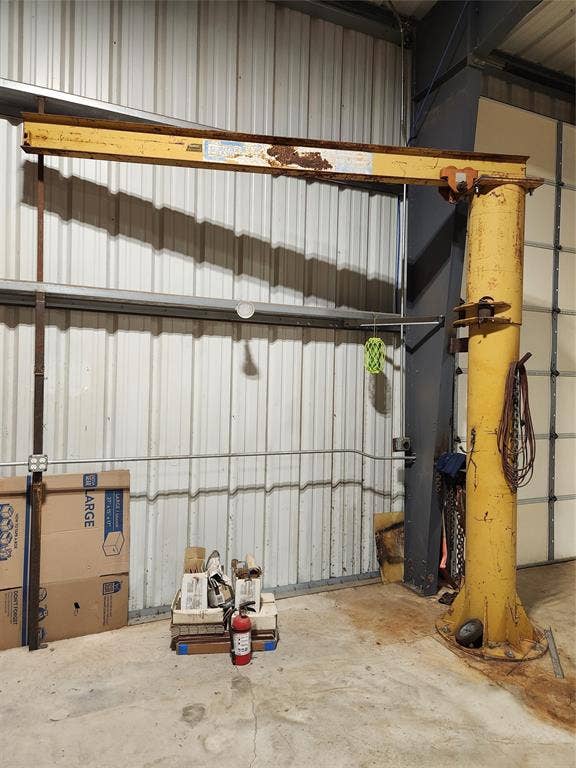 Heavy duty rotating crane arm.