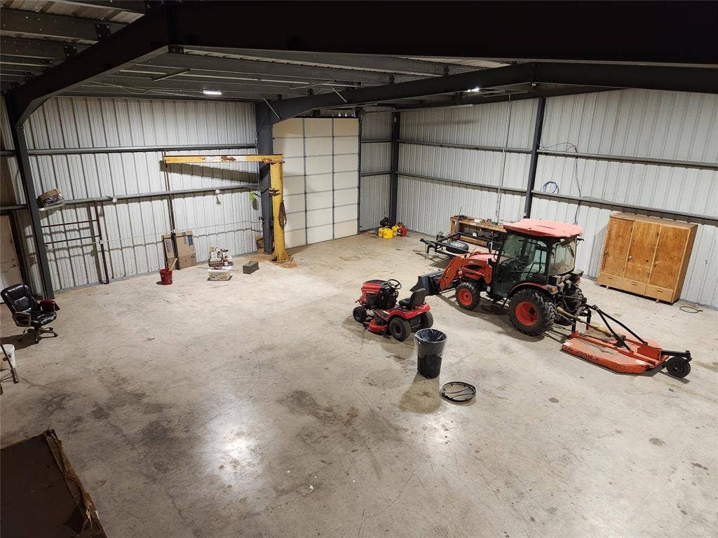 Large shop with heavy duty hoist arm.
