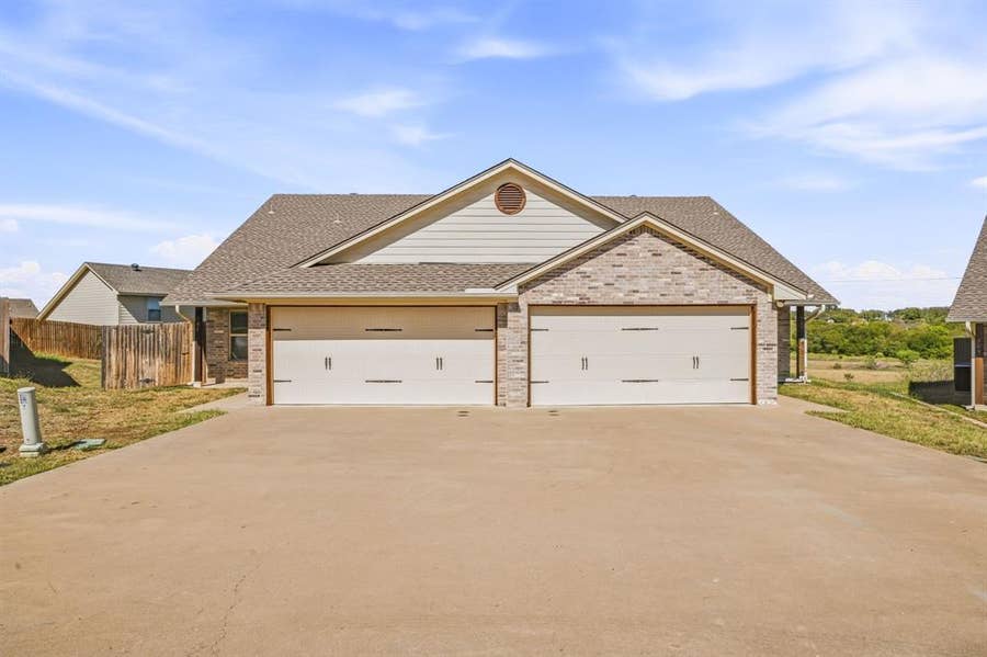 Property photo for 907 Dart Court, Granbury, TX
