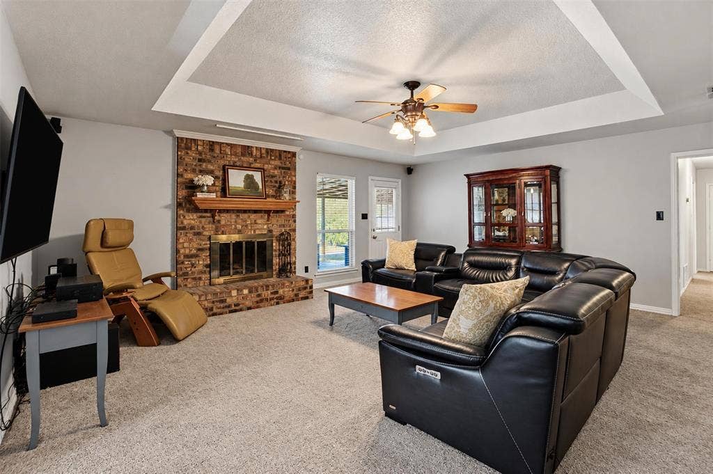 1920 Big Sky Drive, Lewisville, TX 75077 Vaulted ceilings add character and an airy feel to this comfortable gathering space.