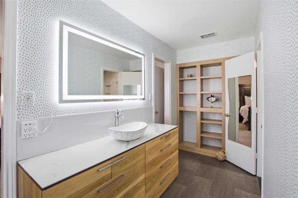 1920 Big Sky Drive, Lewisville, TX 75077 The updated primary bathroom offers a fresh, timeless feel and everyday functionality.