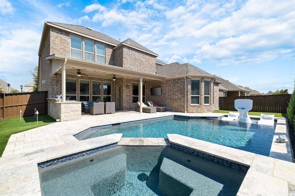 11109 Villa Canales Lane, Frisco, TX 75035 Gorgeous Sparkling Pool!